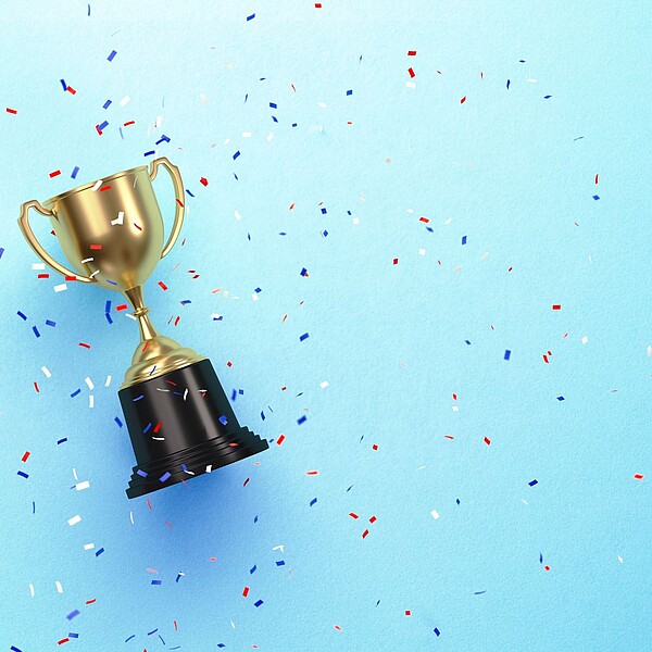 das Foto zeigt einen Pokal mit Konfetti