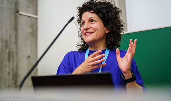 Jelena Cosic bei einem Vortrag